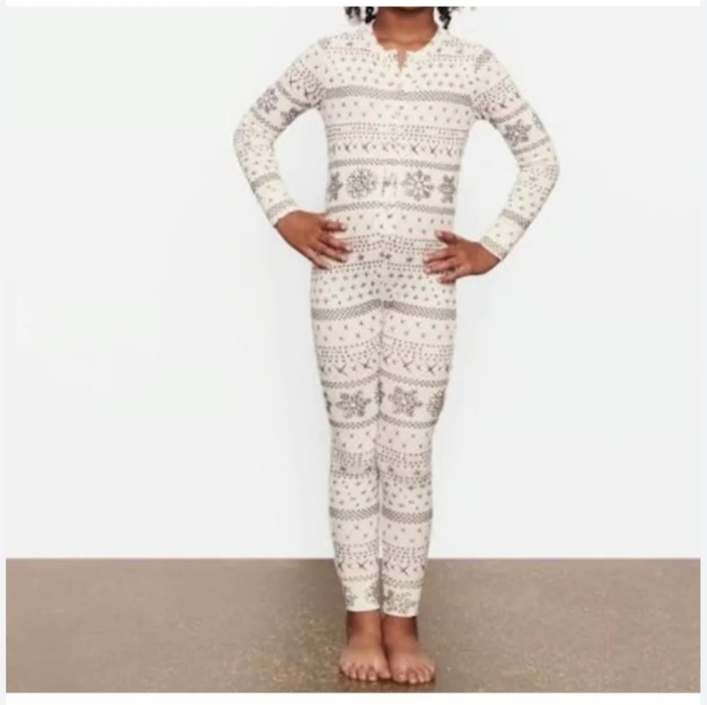 SKIMS KIDS POINTELLE HENLEY ONESIE ROMPER PJS 6 Cozy Snowflake Kids Pajamas